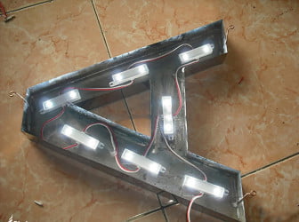 Thi Công Chữ Nổi Mica Đèn LED