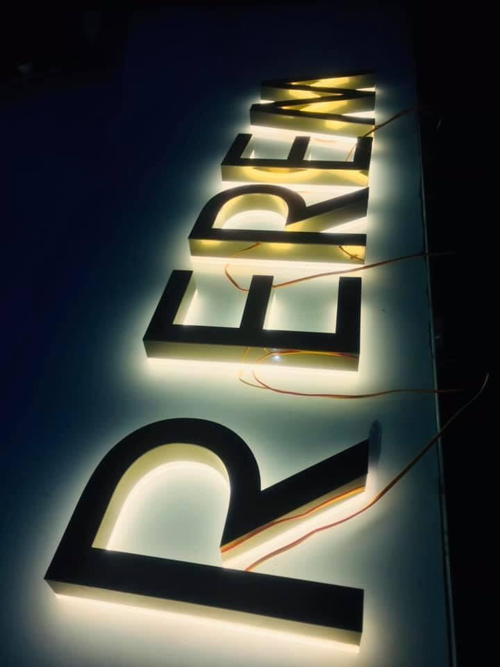 Chữ Nổi Mica Hắt Sáng Chân