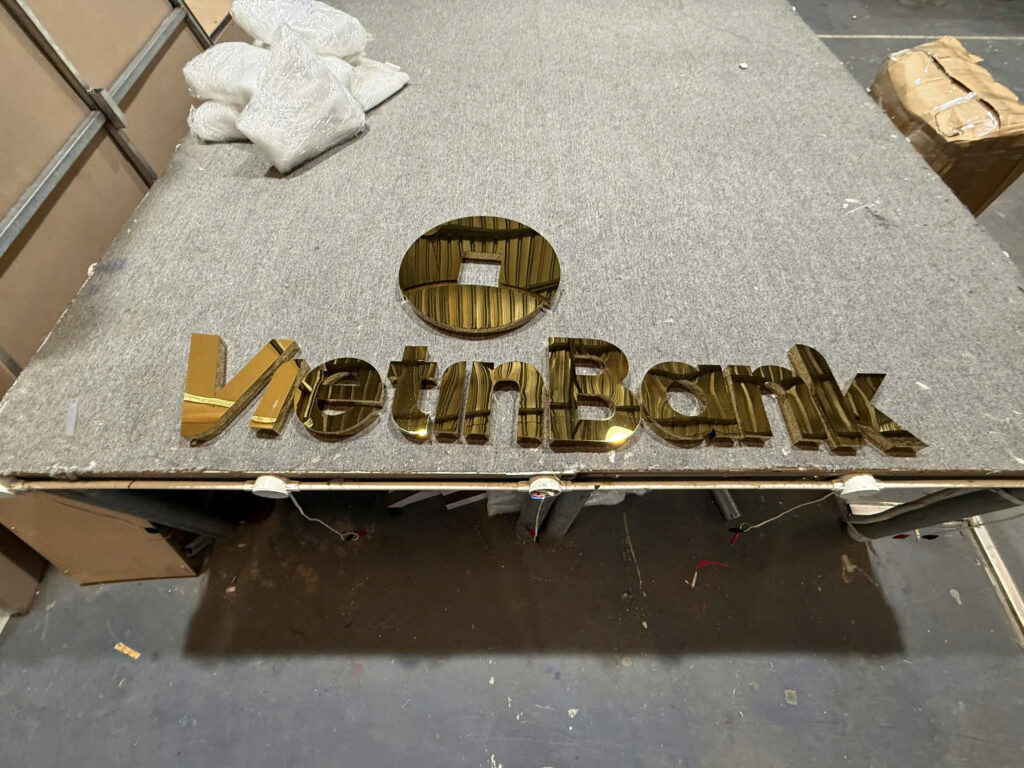 Mẫu Bảng Hiệu Chữ Nổi Inox Vàng Đẹp Năm 2025