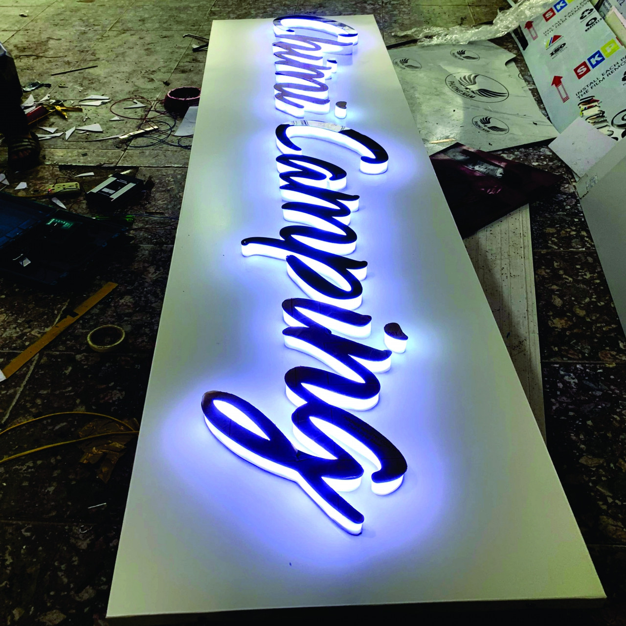 Thiết Kế Bảng Hiệu Chữ Nổi Mica Chân Nhôm Đẹp, Hiện Đại