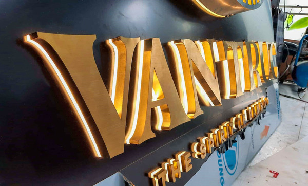 Xu Hướng Thiết Kế Bảng Hiệu Chữ Nổi Inox Vàng Gương Năm 2026