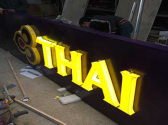 Xu Hướng Thiết Kế Bảng Hiệu Chữ Nổi Mica Chân Nhôm Đẹp Năm 2026