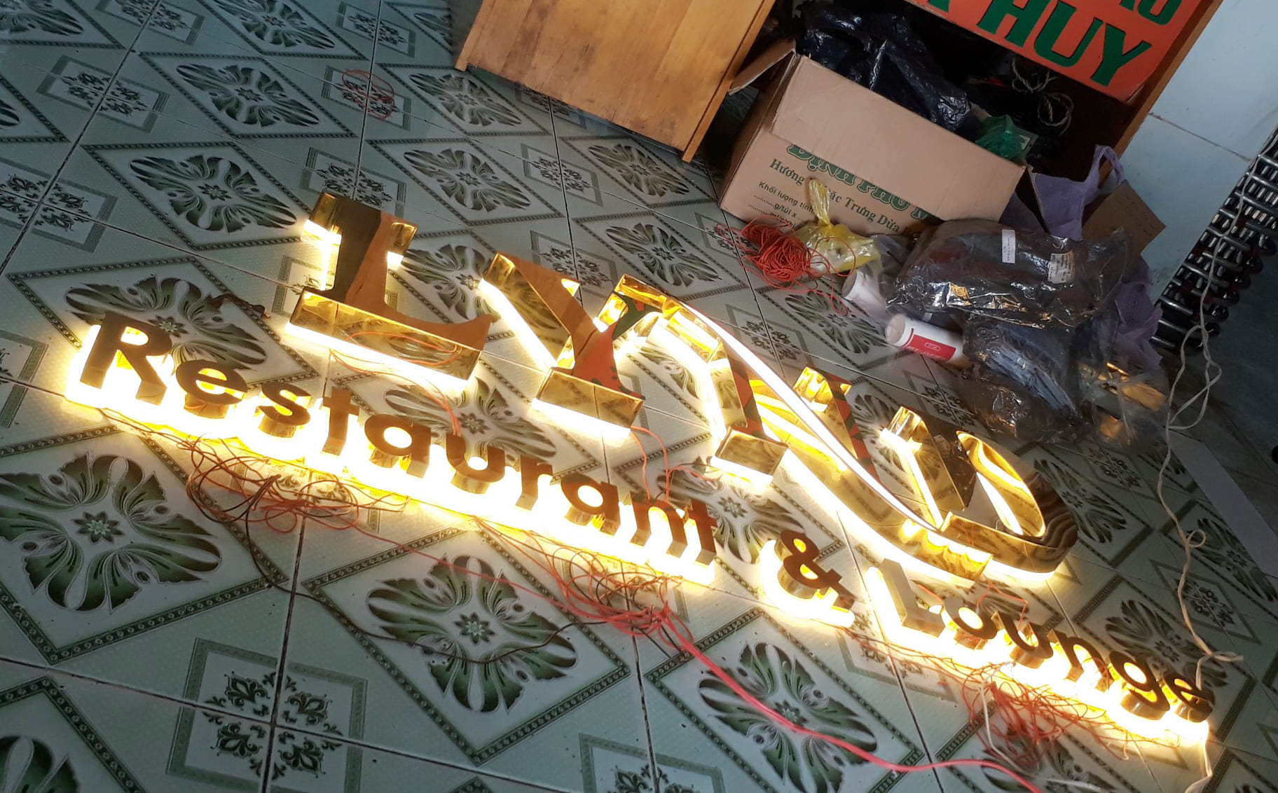 Bảng Hiệu Chữ Nổi Inox Hắt Sáng Chân Đẹp Sang Trọng