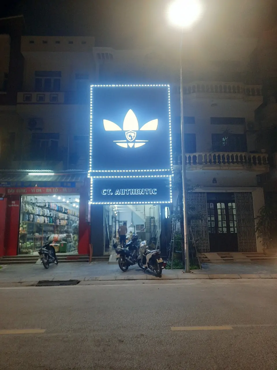 Mẫu Biển LED Hắt Chân Đẹp Năm 2026