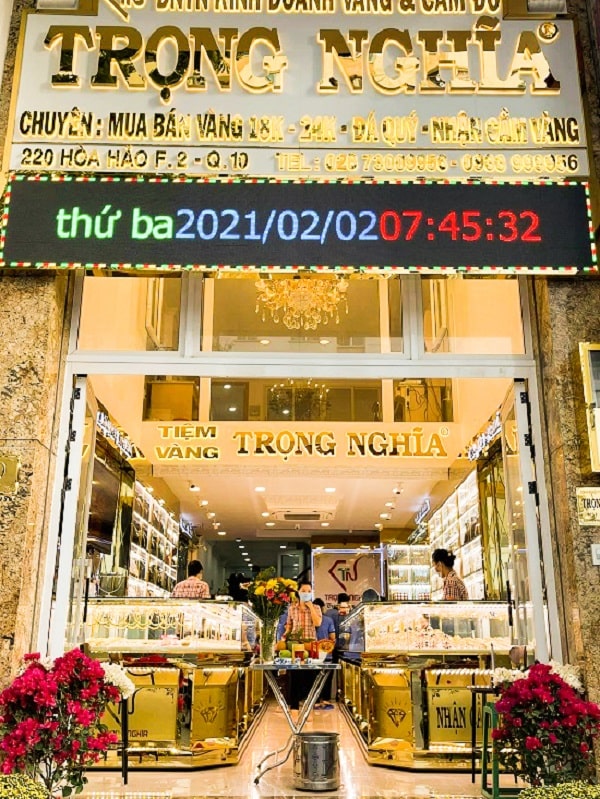 Xu Hướng Thiết Kế Bảng Hiệu Chữ Nổi Inox Vàng Gương Năm 2026