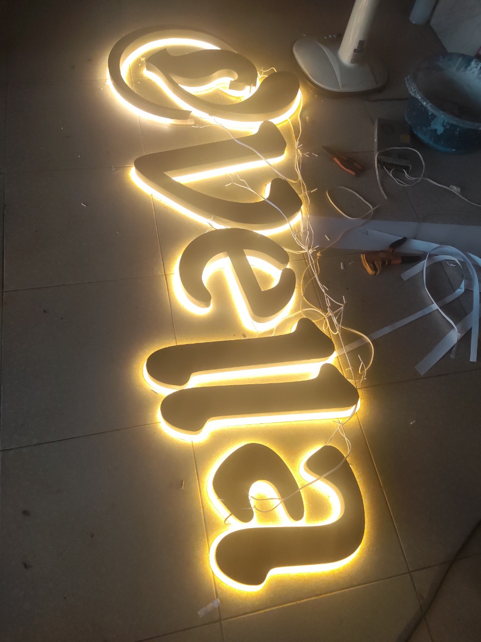 Mẫu Bảng Hiệu Chữ Nổi Hắt Sáng Chân Đẹp Năm 2026