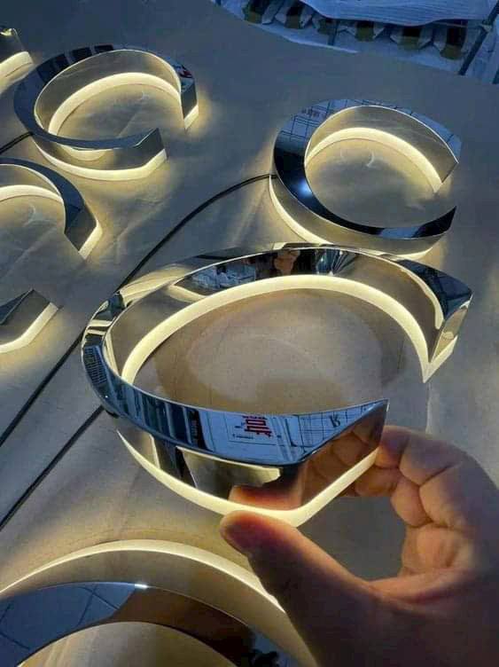 Mẫu Chữ Inox Hắt Sáng Chân Đẹp Năm 2026