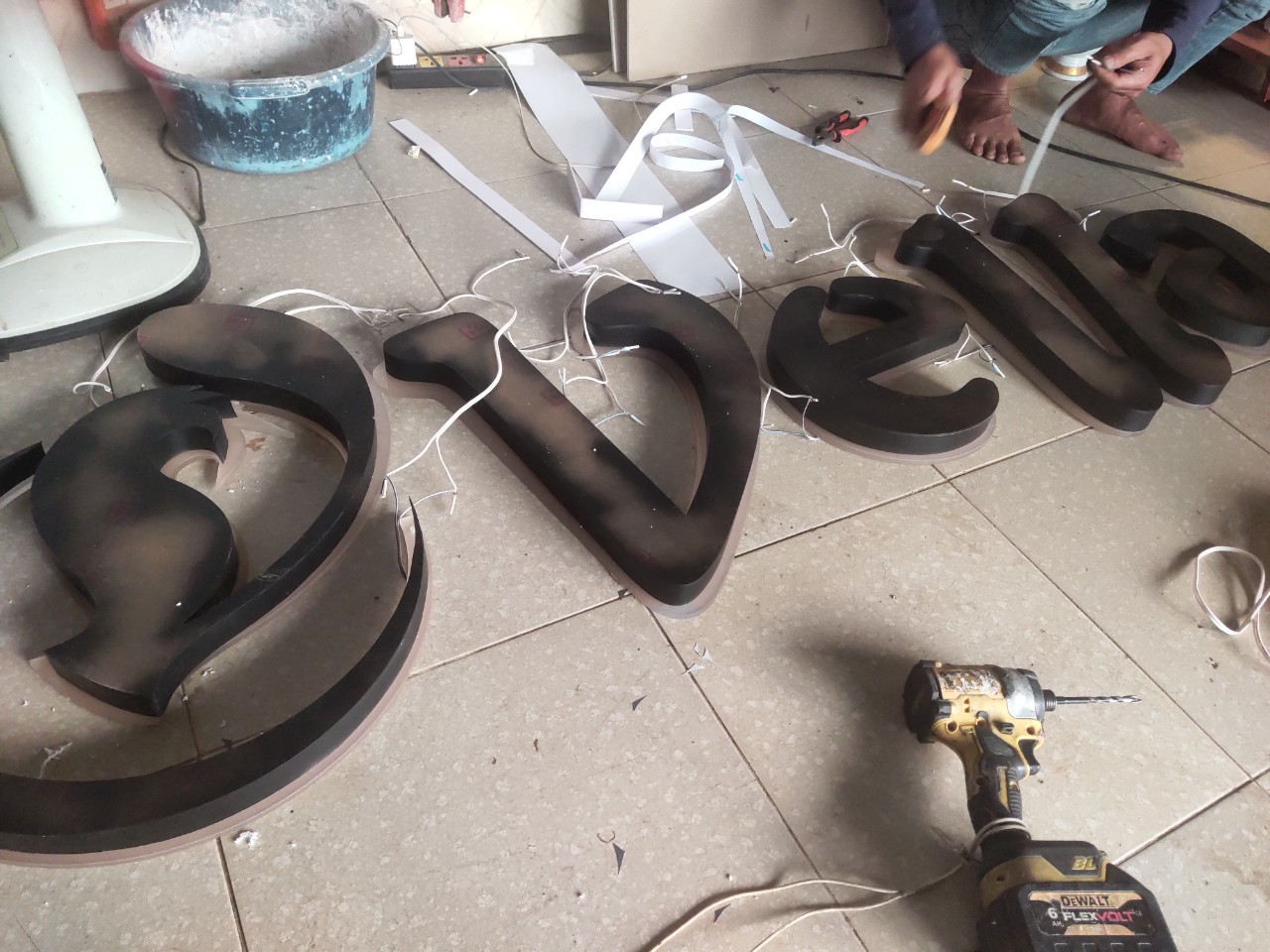 Thi Công Bảng Hiệu Chữ Nổi Hắt Sáng Chân Đẹp, Chuyên Nghiệp