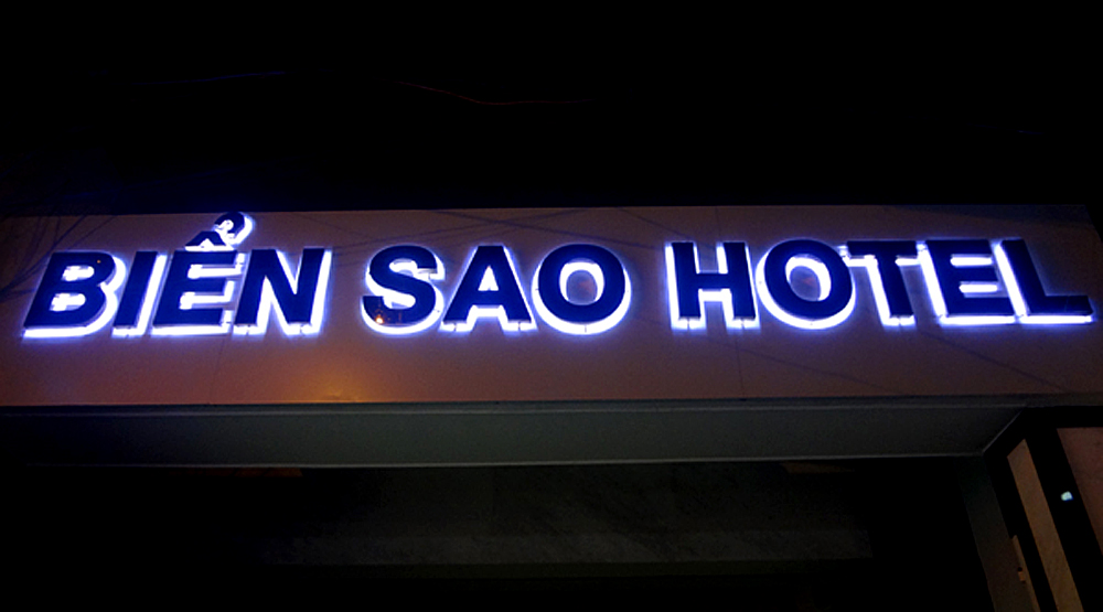 Thiết Kế Biển LED Hắt Chân Đẹp