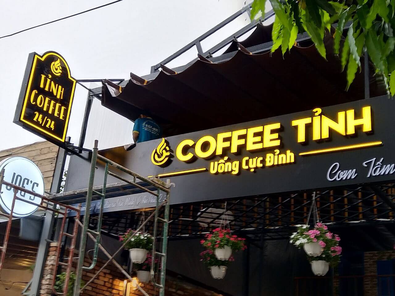 Thi Công Bảng Hiệu Chữ Nổi Mica Viền Inox Đẹp