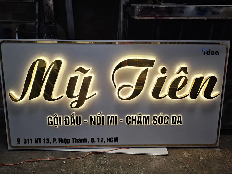 Xu Hướng Thiết Kế Bảng Hiệu Chữ Nổi Mica Chân Nhôm Đẹp Năm 2026