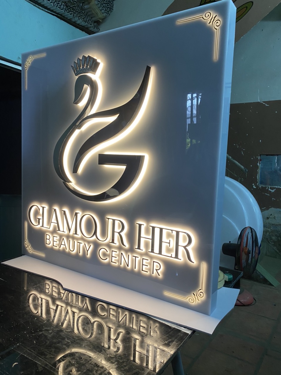 Mẫu Bảng Hiệu Chữ Nổi Mica Chân Nhôm Đẹp, Hiện Đại