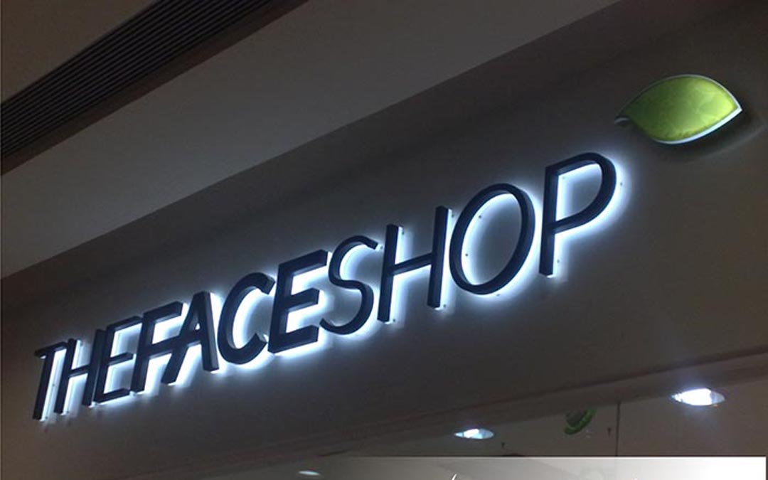 Thiết Kế Chữ Nổi Mica Hắt Sáng Chân