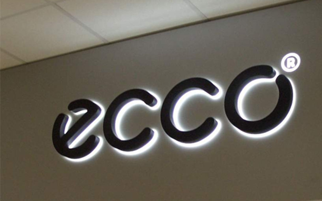 Chữ Nổi Mica Hắt Sáng Chân