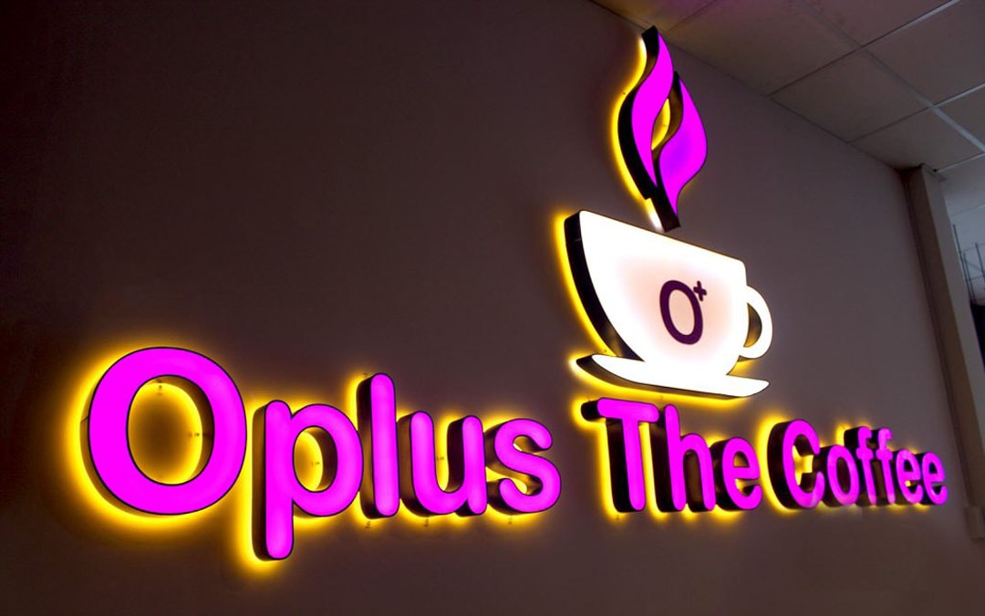 Chữ Nổi Mica Hắt Sáng Chân