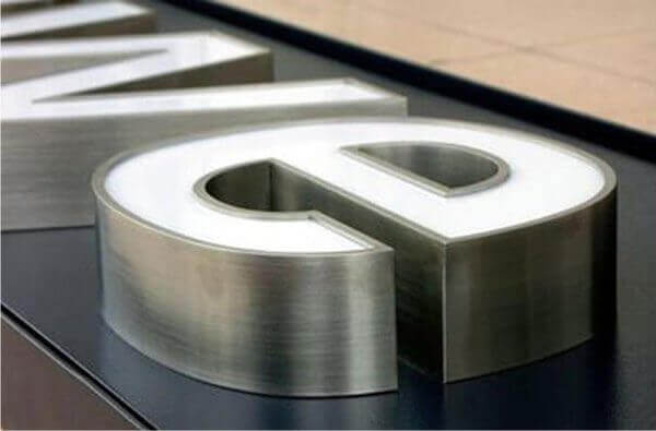 Gia Công Chữ Nổi Mica Chân Nhôm Đẹp, Bền