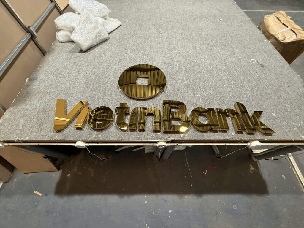 Mẫu Bảng Hiệu Chữ Nổi Inox Vàng Đẹp Năm 2025