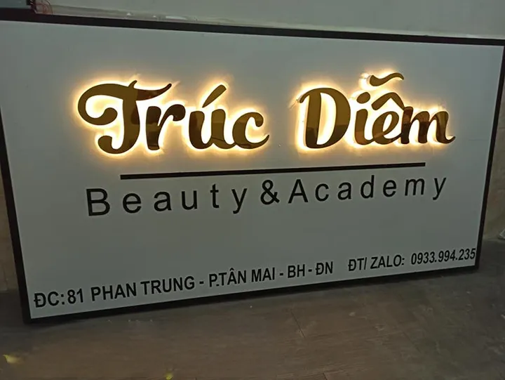 Mẫu Bảng Hiệu Chữ Nổi Hắt Sáng Chân Đẹp Năm 2025