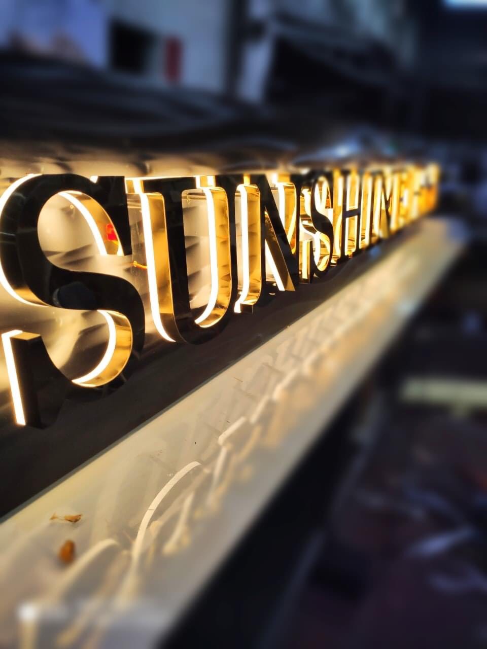 Thiết Kế Chữ Nổi Mica Hắt Sáng Chân