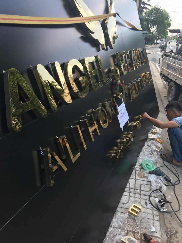 Xu Hướng Thiết Kế Bảng Hiệu Chữ Nổi Inox Vàng Gương Năm 2026