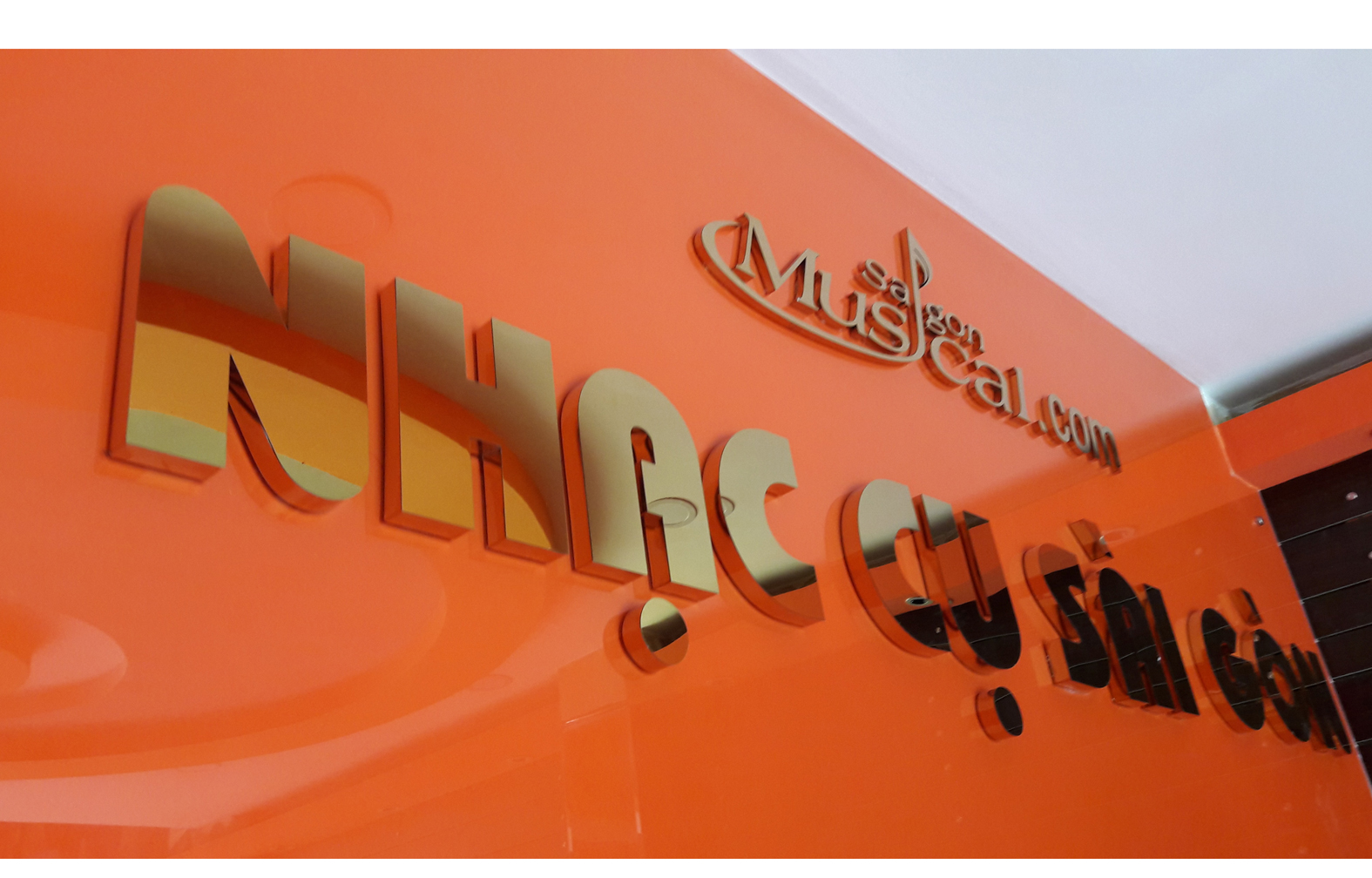 Thi Công Biển Hiệu Alu Chữ Nổi Mica