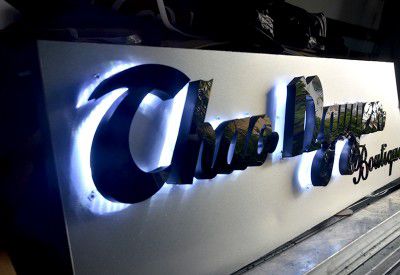 Chữ Nổi Mica Hắt Sáng Chân