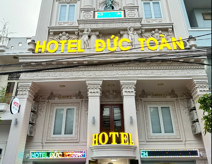 Xu Hướng Thiết Kế Bảng Hiệu Chữ Nổi Inox Vàng Năm 2026