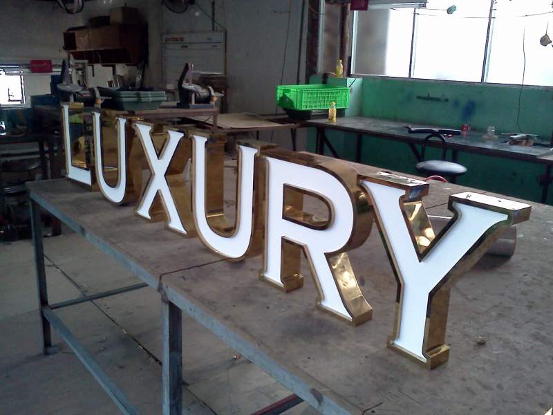 Thi Công Bảng Hiệu Chữ Nổi Mica Đẹp – Bền – Giá Tốt