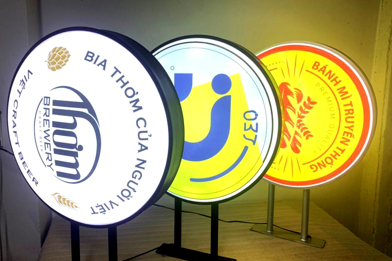 Thiết Kế Bảng Hiệu Mica Hút Nổi Đẹp