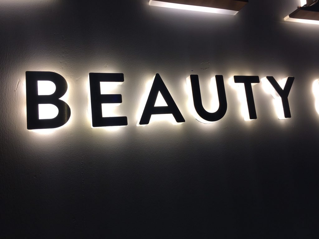 Mẫu Bảng Hiệu Chữ Nổi Hắt Sáng Chân Đẹp Năm 2025