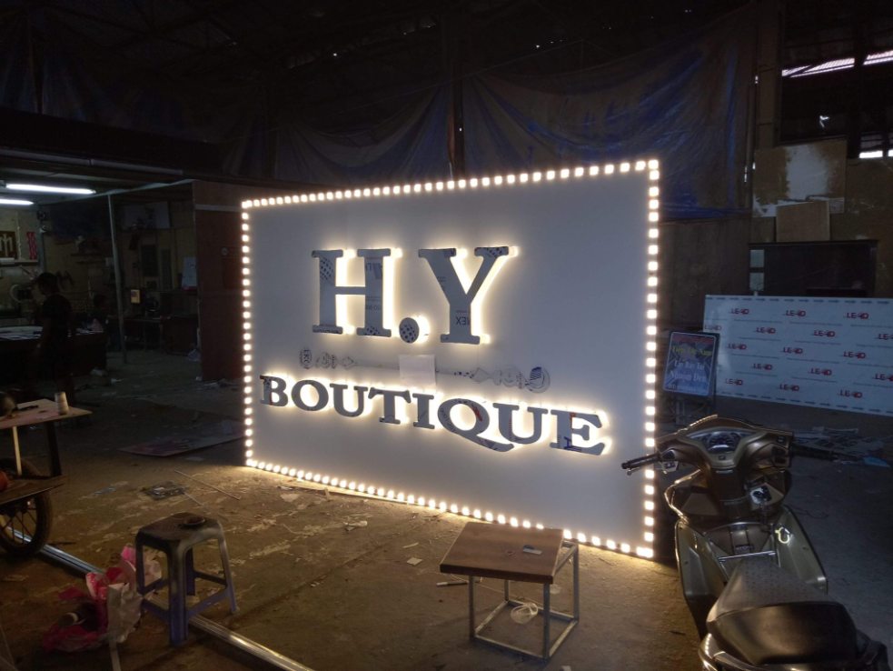 Mẫu Biển LED Hắt Chân Đẹp Năm 2026