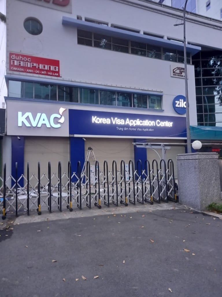 Thi Công Chữ Nổi Mica Hắt Sáng Chân