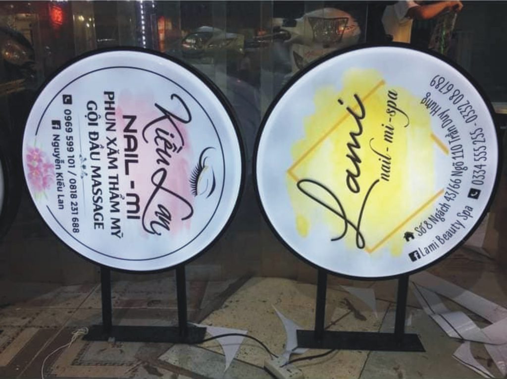 Mẫu Bảng Hiệu Hộp Đèn Hút Nổi Đẹp Năm 2025