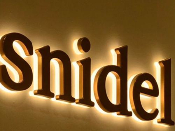 Bảng Hiệu Chữ Nổi Inox Hắt Sáng Chân Đẹp Sang Trọng