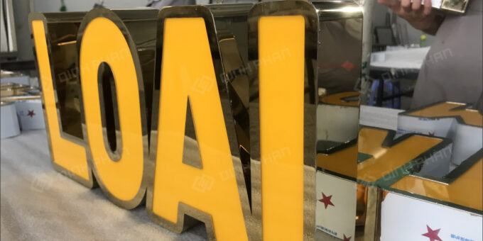 Xu Hướng Thiết Kế Bảng Hiệu Chữ Nổi Inox Vàng Năm 2026