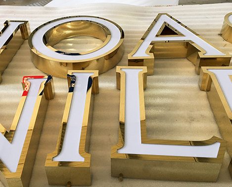 Xu Hướng Thiết Kế Bảng Hiệu Chữ Nổi Inox Vàng Gương Năm 2026