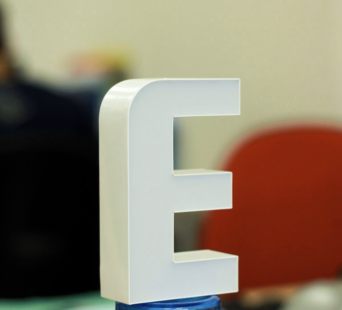 Thi Công Bảng Hiệu Chữ Nổi Mica Chân Nhôm Đẹp, Bền