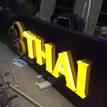 Xu Hướng Thiết Kế Bảng Hiệu Chữ Nổi Mica Chân Nhôm Đẹp Năm 2026