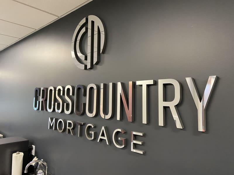 Xu Hướng Thiết Kế Bảng Hiệu Chữ Nổi Mica Chân Nhôm Đẹp Năm 2026