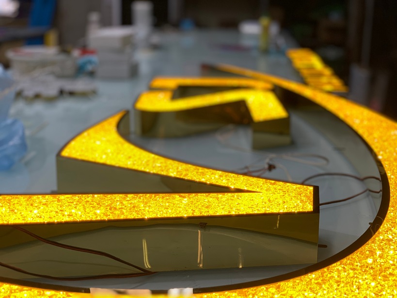 Xu Hướng Thiết Kế Bảng Hiệu Chữ Nổi Inox Vàng Năm 2026