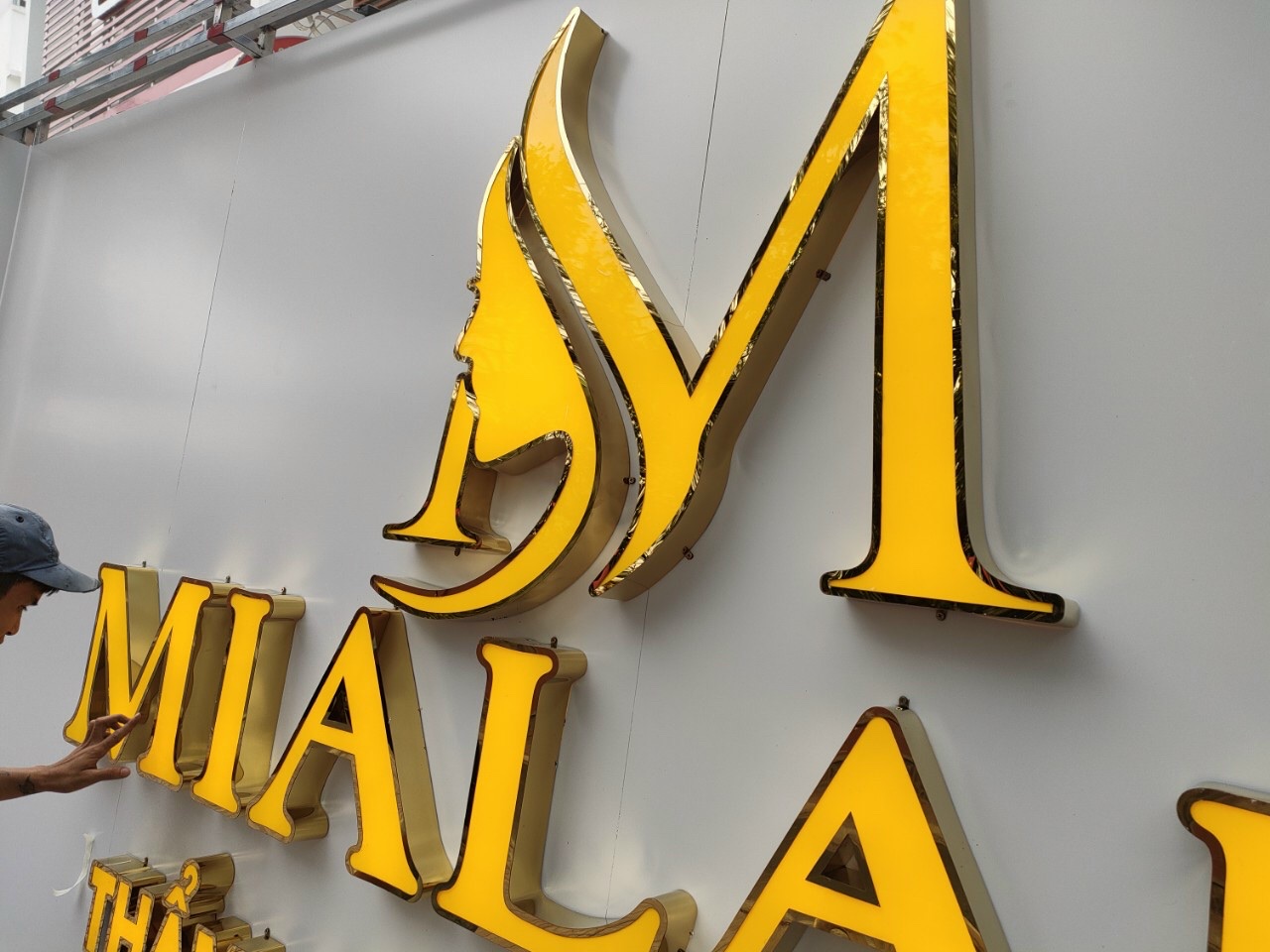 Thi Công Bảng Hiệu Chữ Nổi Chân Nhôm Chuyên Nghiệp, Thẩm Mỹ Cao