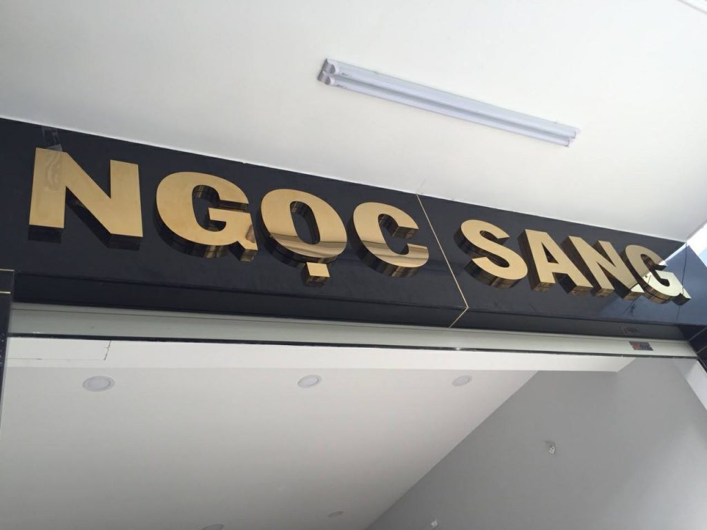 Xu Hướng Thiết Kế Bảng Hiệu Chữ Nổi Inox Vàng Năm 2026