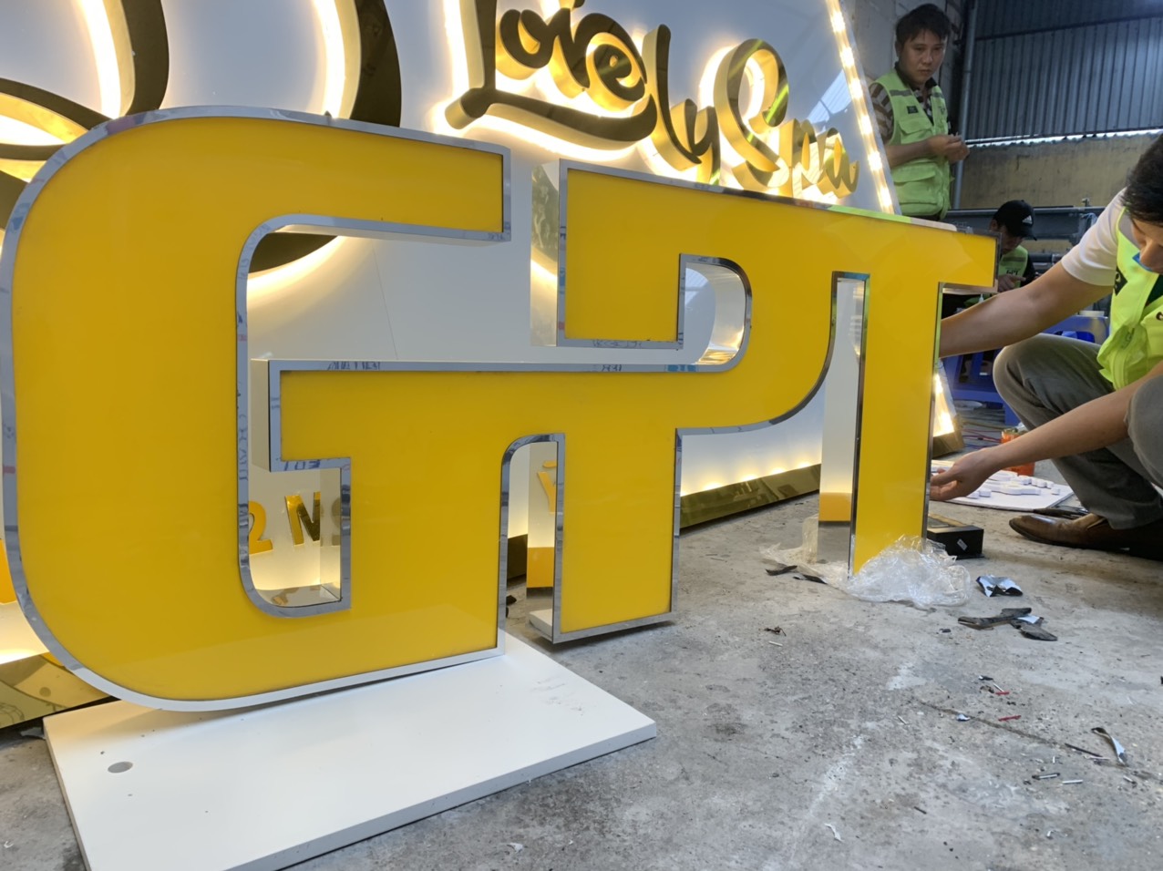 Mẫu Bảng Hiệu Chữ Nổi Mica Chân Nhôm Đẹp, Hiện Đại