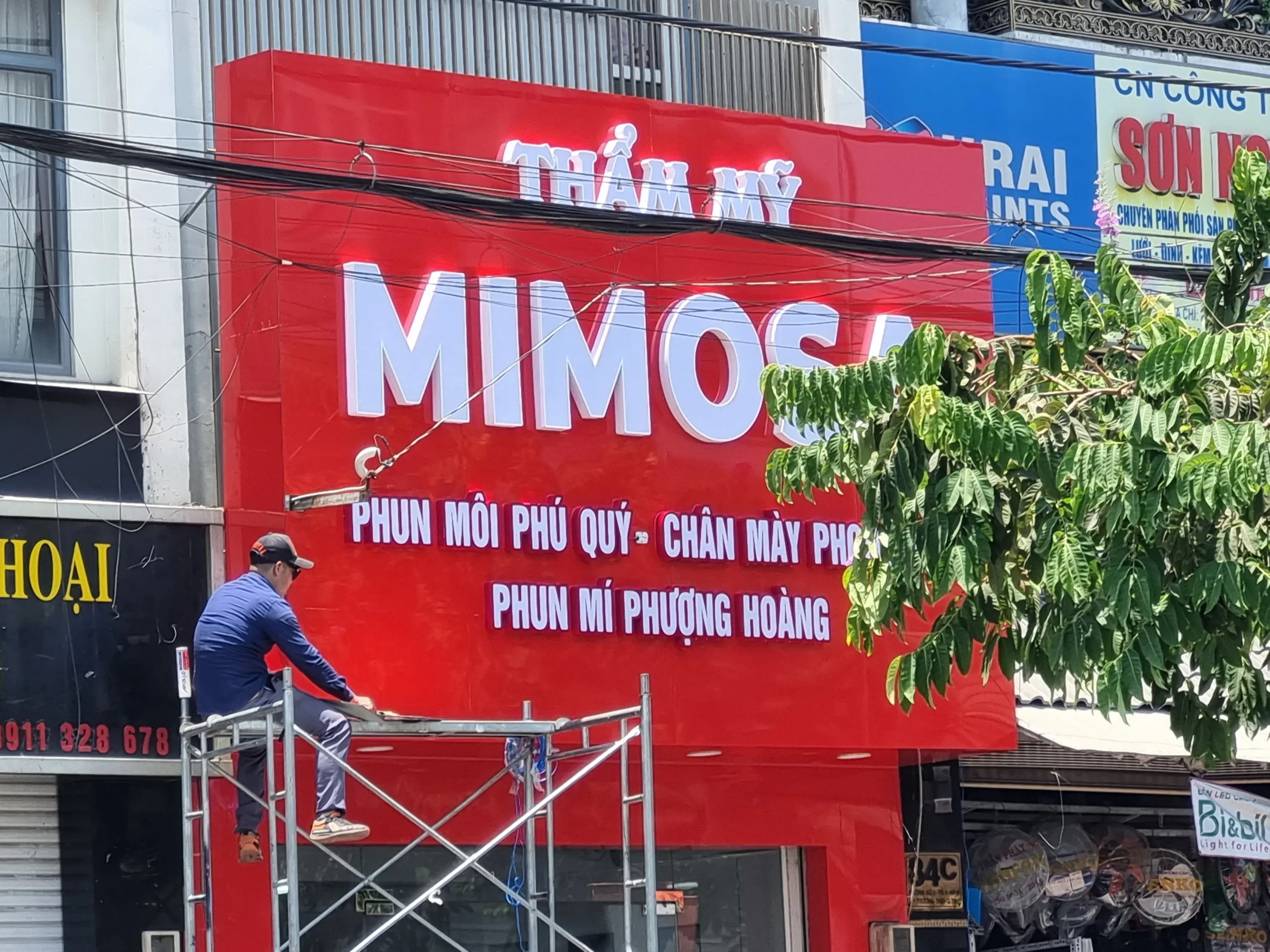 Thi Công Bảng Hiệu Chữ Nổi Inox Trắng Xước Đẹp