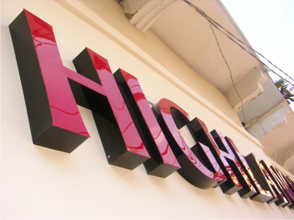 Thi Công Bảng Hiệu Chữ Nổi Mica Chân Nhôm Đẹp, Bền