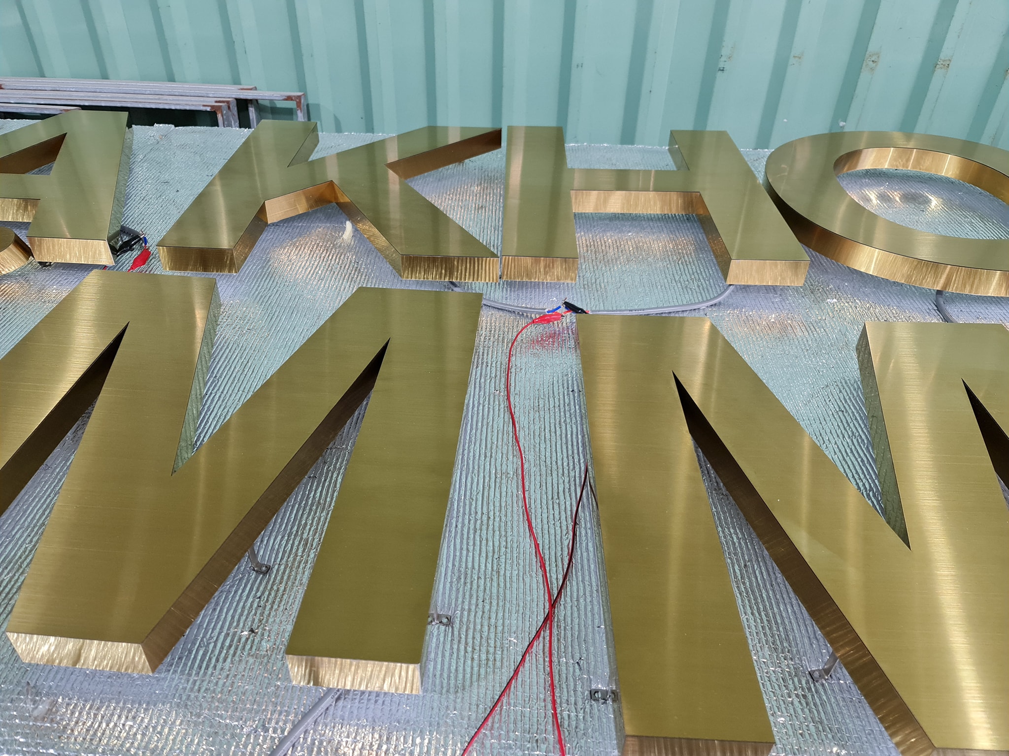 Thi Công Chữ Nổi Inox Vàng