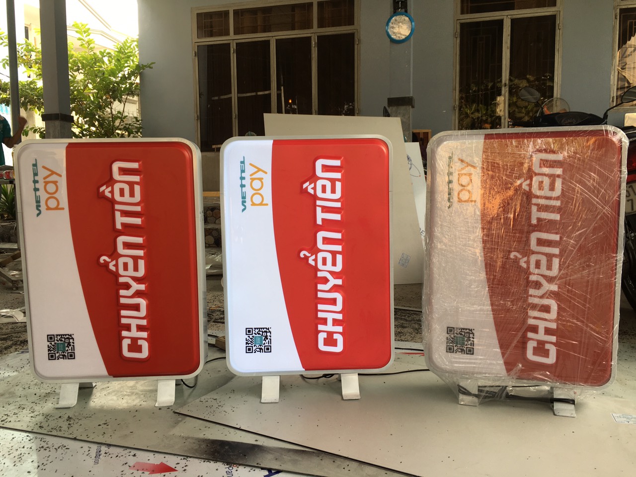 Mẫu Bảng Hiệu Hộp Đèn Hút Nổi Đẹp, Hiện Đại