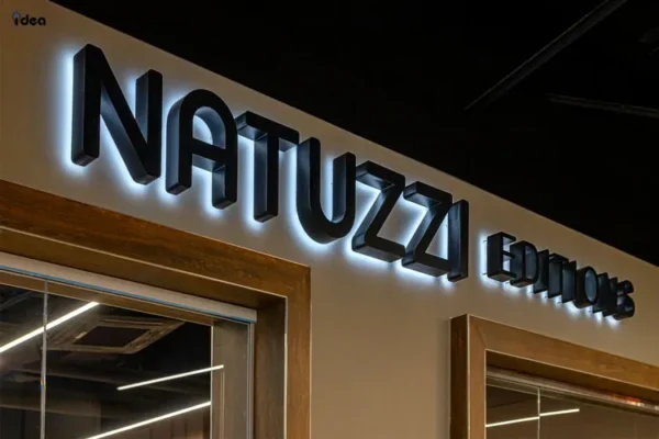 Mẫu Chữ Nổi Mica Hắt Sáng Chân Đẹp