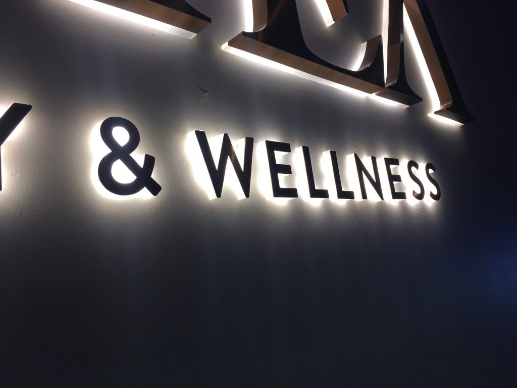 Mẫu Chữ Nổi Mica Hắt Sáng Chân Đẹp Năm 2026