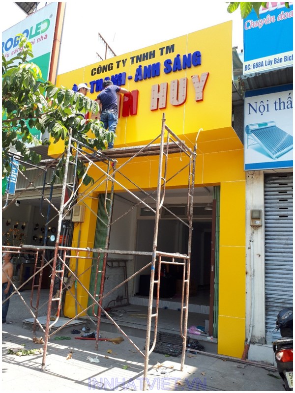 Thi Công Biển Hiệu Alu Chữ Nổi Mica